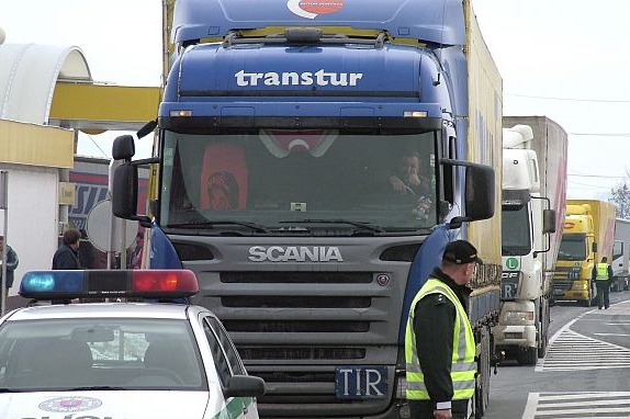 Stejně jako včera se na česko-slovenské hranici tvořily dlouhé kolony.